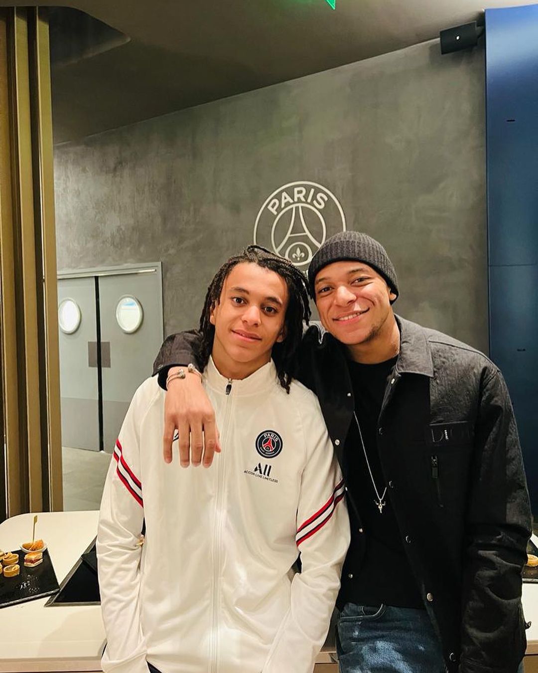  姆巴佩：我弟弟童年過得很不容易，因?yàn)榭傆腥颂嵝阉俏业牡艿? class=