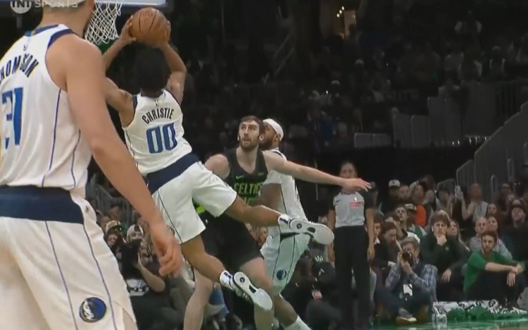  乘勝追擊！克里斯蒂突到內(nèi)線失衡拋投打進(jìn)還有加罰