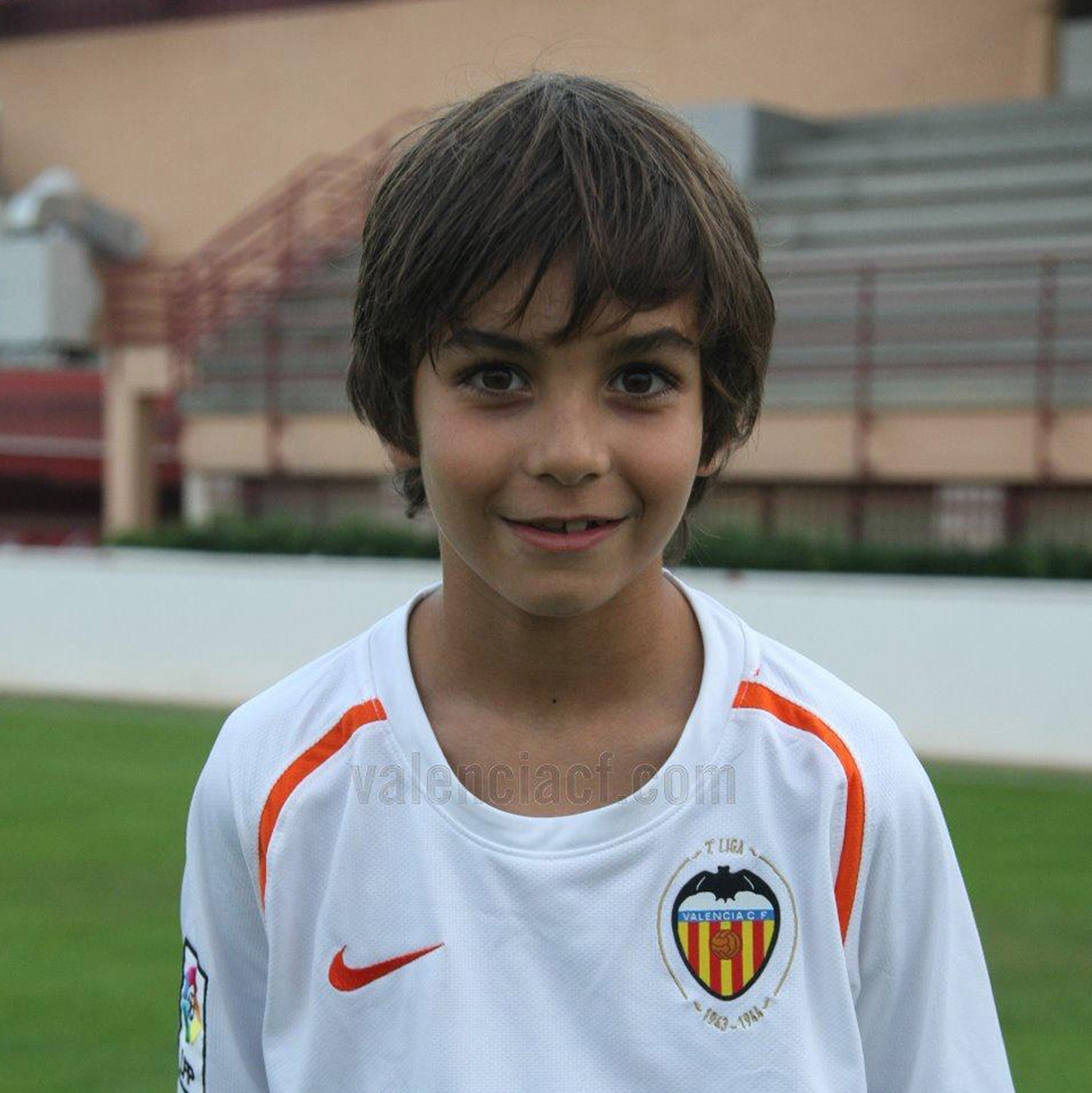  重情義！費(fèi)蘭7歲開(kāi)始在瓦倫青訓(xùn)營(yíng)成長(zhǎng)，今日戴帽沒(méi)慶祝&紀(jì)念災(zāi)民