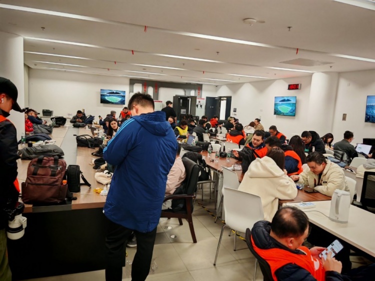  記者曬超級杯報(bào)道現(xiàn)場圖：中國足球2025第一戰(zhàn)，關(guān)注度拉滿