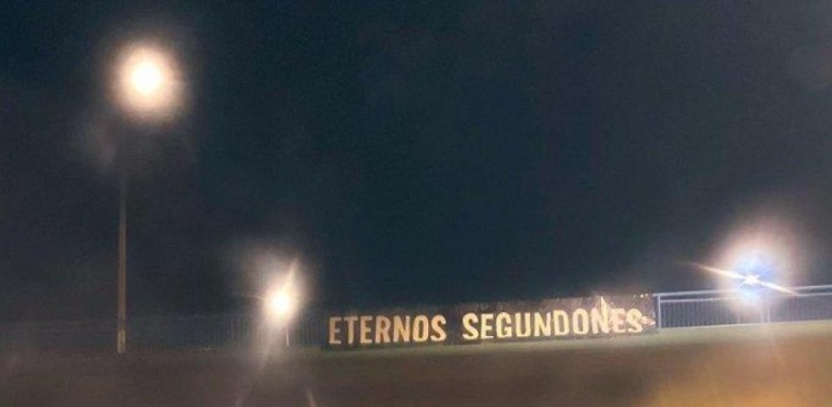  世體：球迷在馬德里公路拉橫幅，疑似是皇馬球迷嘲諷馬競