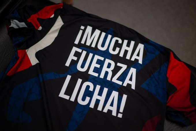  曼聯(lián)球員賽前穿特別版熱身球衣，為重傷的利馬送祝福