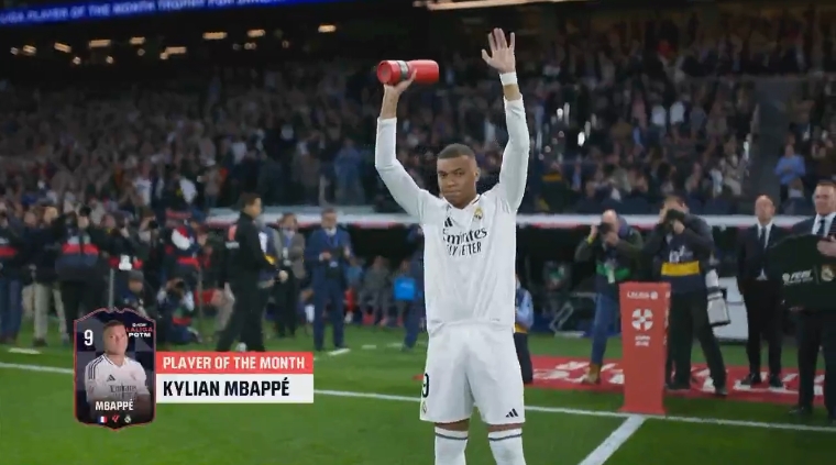  姆巴佩賽前展示西甲1月最佳球員獎杯，接受球迷歡呼