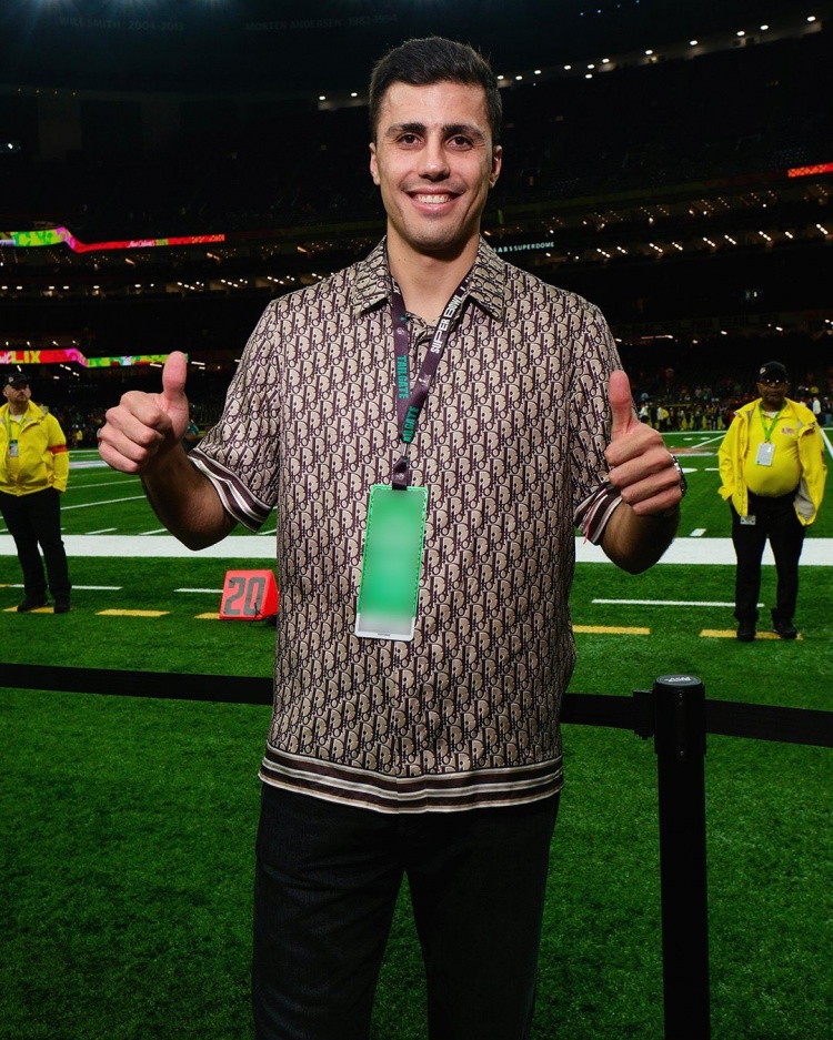  羅德里現場觀看NFL超級碗，據悉曼城派理療師陪同