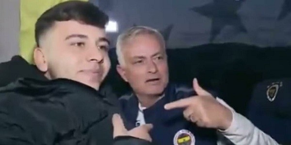  土媒：穆里尼奧讓費內巴切大巴停車，邀請一名球迷上車并合影留念