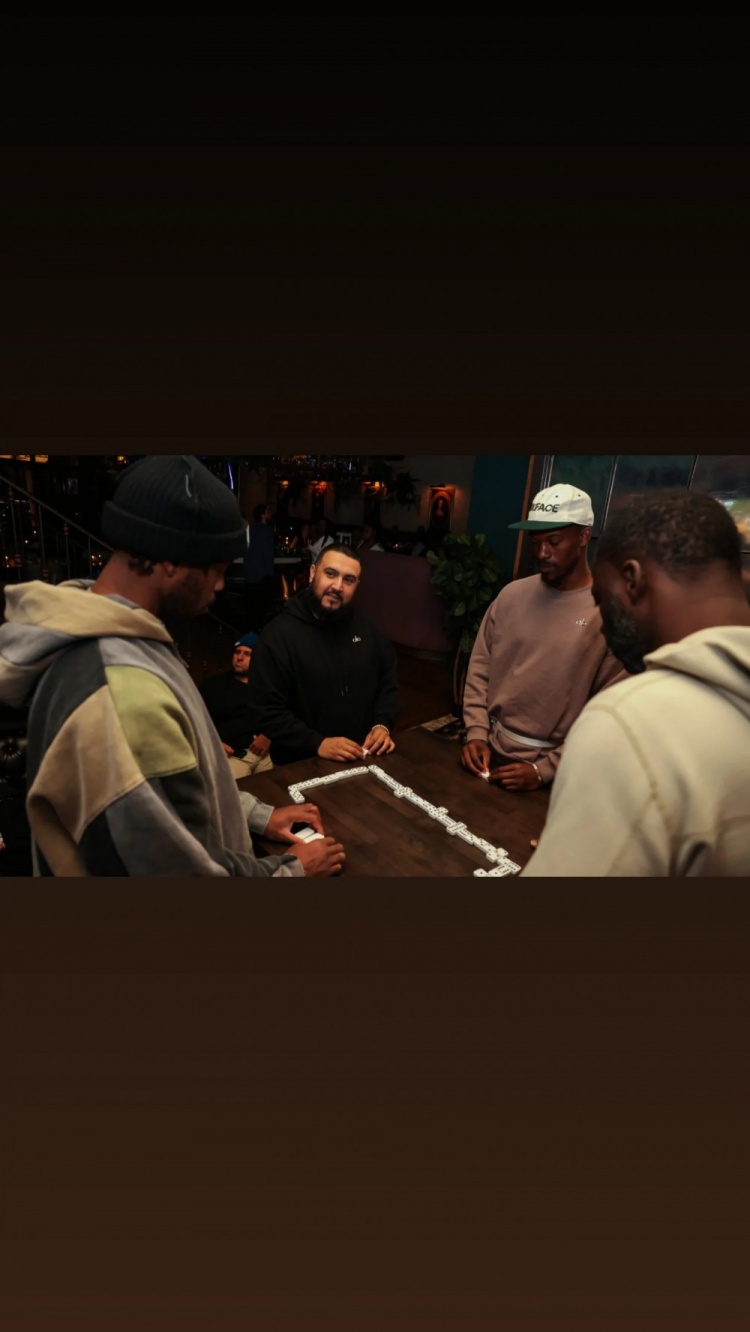  完美融入！巴特勒與新隊(duì)友追夢&希爾德一起玩牌 并觀看超級碗