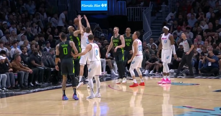  神來(lái)之筆！德里克-懷特發(fā)球后自己接球強(qiáng)投三分壓哨命中