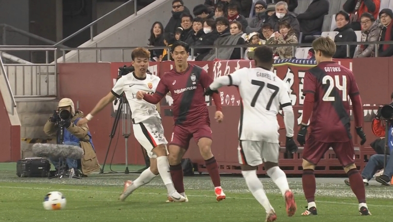  早早吃牌！李帥一腳踩到武藤嘉紀(jì)腳面，開場7分鐘染黃