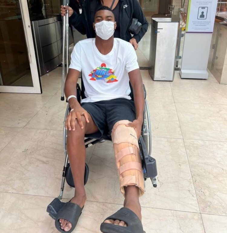  記者：費(fèi)內(nèi)巴切準(zhǔn)新援索薩右腿受傷，俱樂部決定取消轉(zhuǎn)會