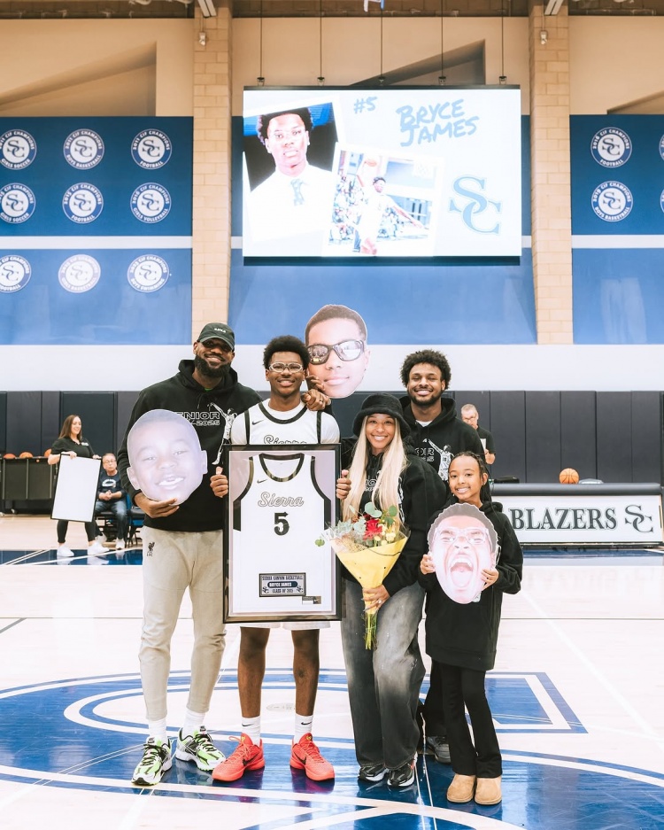  幸福一家人！詹姆斯攜全家參加了布萊斯的季后賽出征儀式