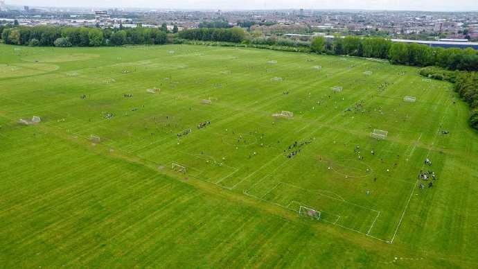  業(yè)余球員的天堂！倫敦東北部哈克尼沼澤有約100個(gè)業(yè)余足球場(chǎng)地