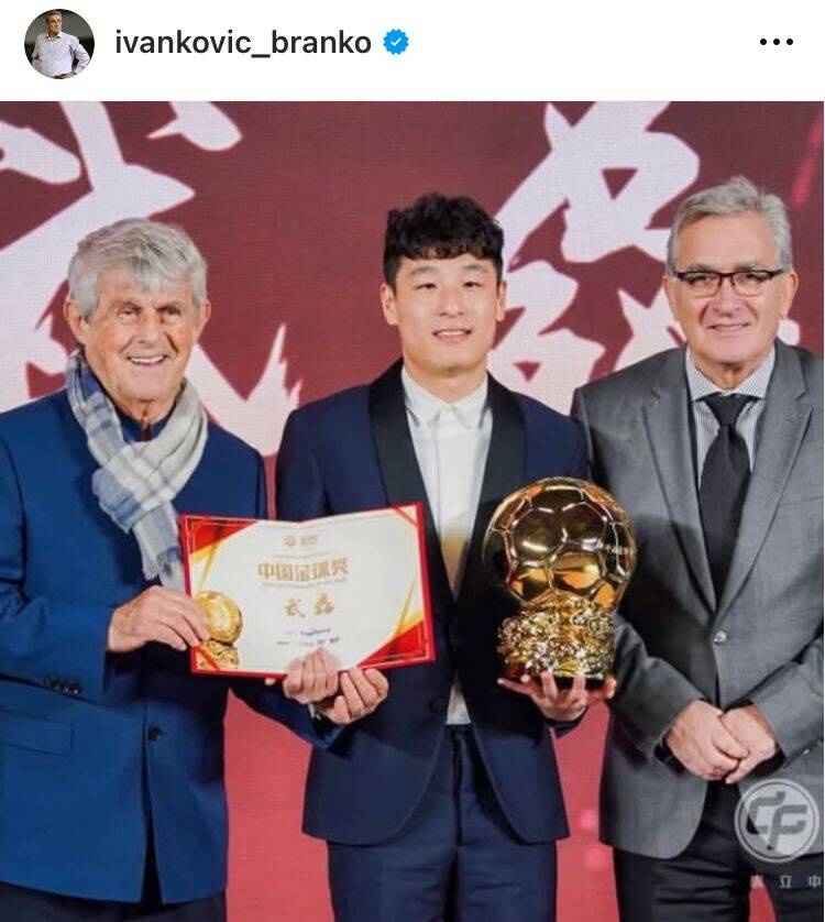  出席中國金球獎(jiǎng)?lì)C獎(jiǎng)儀式，伊萬曬與武磊、米盧同框照片