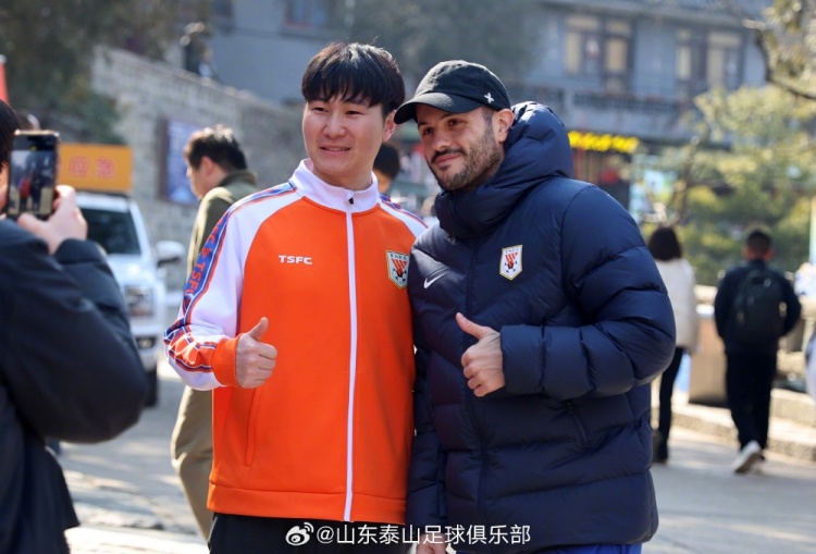  山東泰山隊今日進(jìn)行賽季前例行登泰山合影活動，為新賽季加油