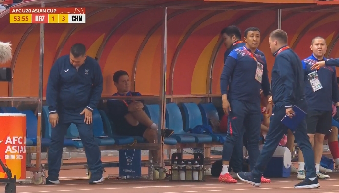  急了！對手教練在場邊抗議判罰，裁判向他出示黃牌