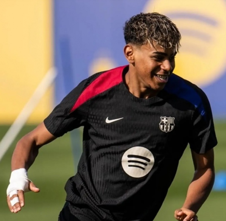  馬卡：亞馬爾在訓(xùn)練中右手纏著繃帶，但上場(chǎng)比賽不會(huì)受到影響