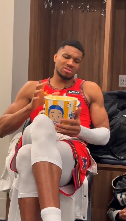  字母哥更衣室吃“庫里爆米花”！打趣道：吃這個能讓你投籃更準？