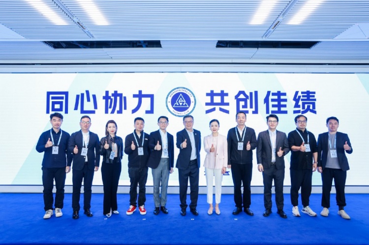  足球報：10家企業(yè)捧場新賽季出征儀式，深圳新鵬城進一步做強做優(yōu)