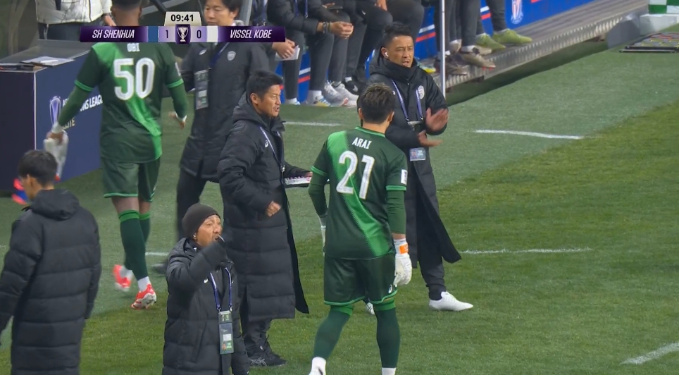  申花7分鐘多打一人！神戶(hù)門(mén)將出擊至禁區(qū)外撞倒路易斯，吃到紅牌