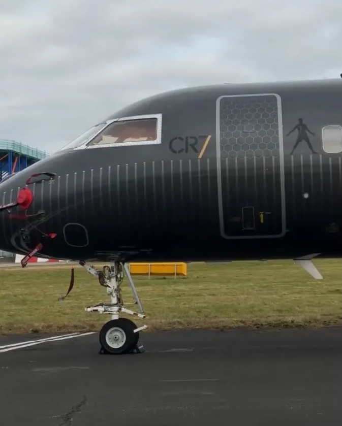  太陽(yáng)報(bào)：C羅私人飛機(jī)因故障滯留曼徹斯特機(jī)場(chǎng)，飛機(jī)舷窗出現(xiàn)裂痕