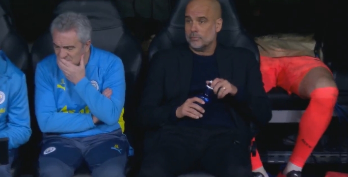  戰(zhàn)術(shù)喝水x2！姆巴佩梅開(kāi)二度，瓜迪奧拉再次無(wú)奈喝水、倒吸一口氣