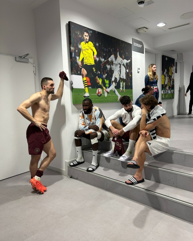  莫德里奇賽后與格瓦迪奧爾、科瓦西奇交流，呂迪格坐在旁邊沉思