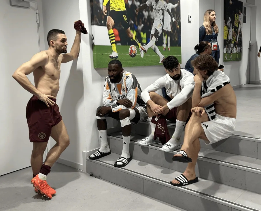  老友重逢！魔笛、呂迪格、科娃、格瓦賽后在球員通道敘舊