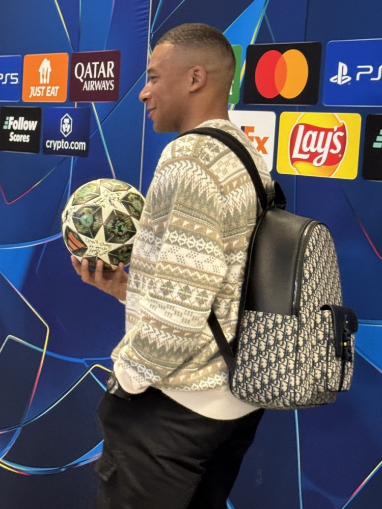  帽子戲法！姆巴佩帶走比賽用球，有隊友在球上寫“別睡太多”