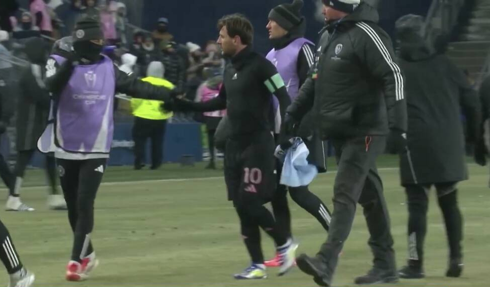  固定節(jié)目！梅西零下14℃仍與對手換球衣，里面穿了厚厚的保暖服