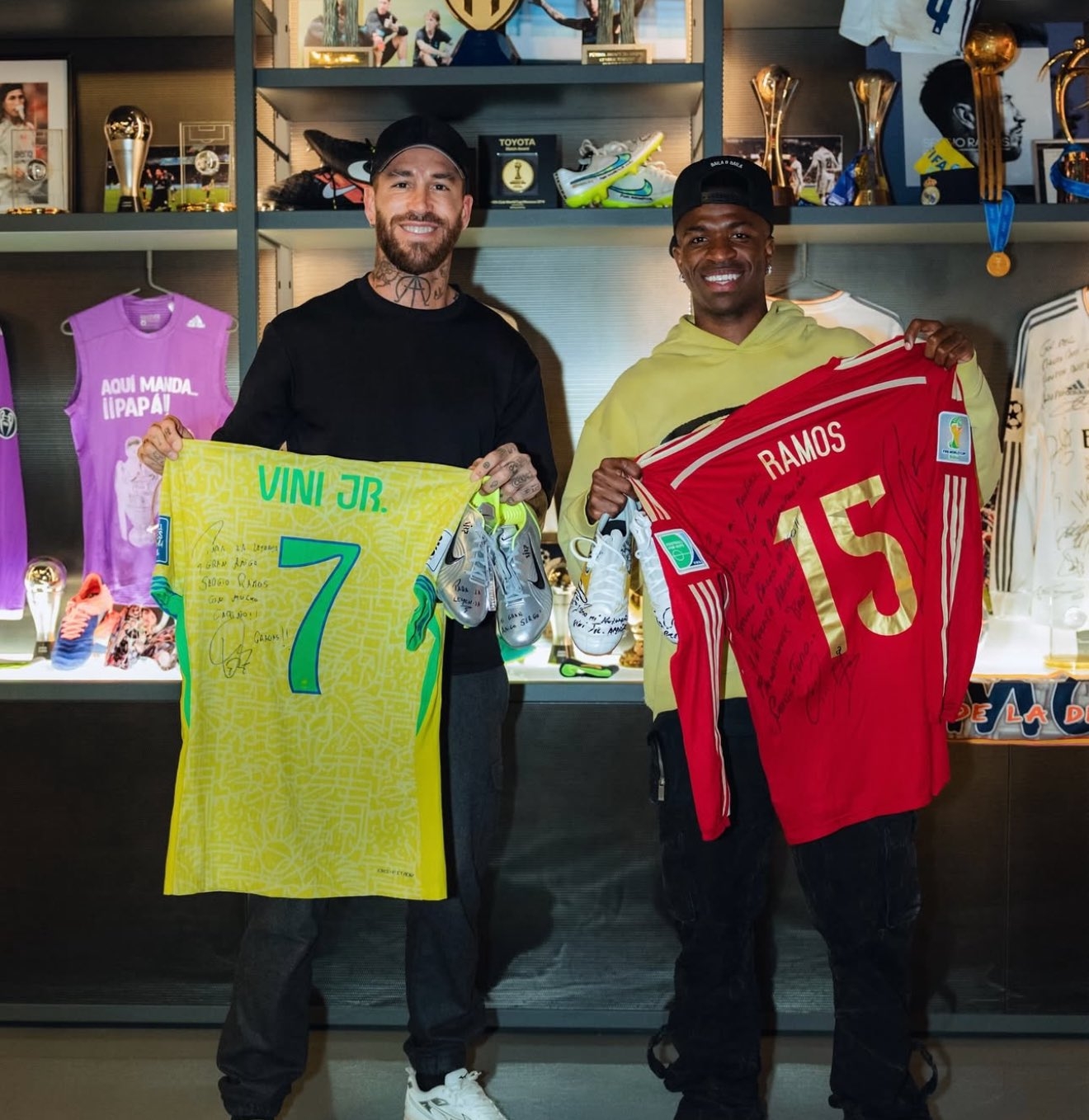  傳承！維尼修斯拜訪皇馬傳奇拉莫斯，兩人交換國(guó)家隊(duì)球衣