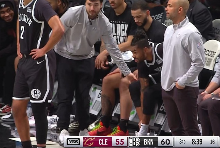  愿無(wú)大礙！拉塞爾突破崴到腳踝 單腳跳著回到替補(bǔ)席