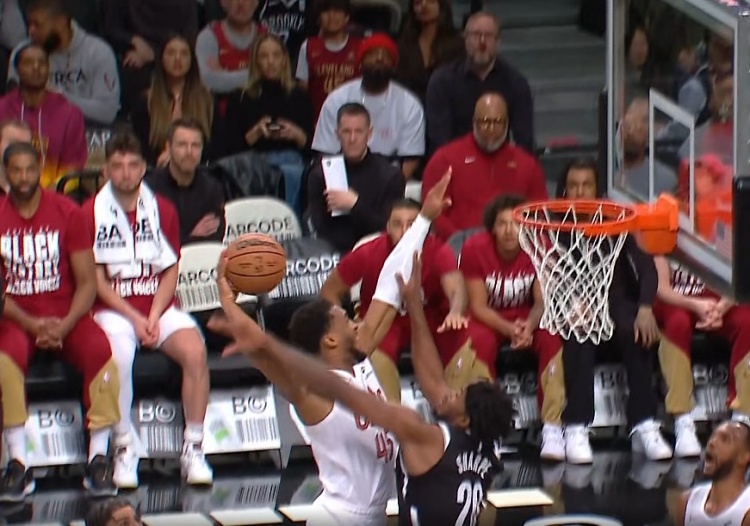  隔扣失??！米切爾三分不進 自投自搶欲隔扣夏普但被犯規(guī)