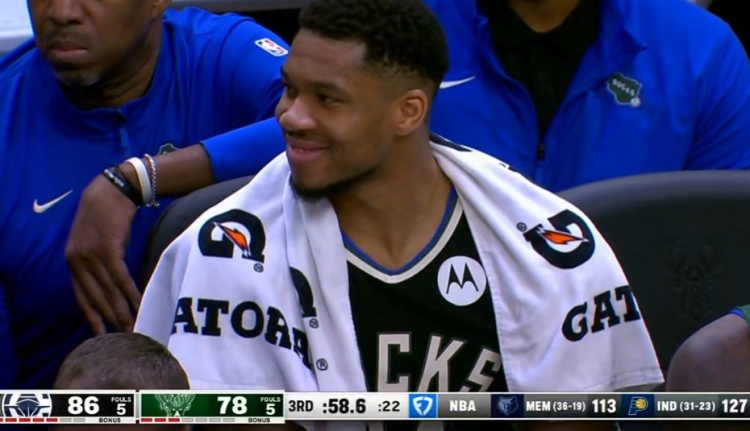  2+1&暴扣&急停虛晃！小波特連砍7分 場(chǎng)下的字母哥露出笑容