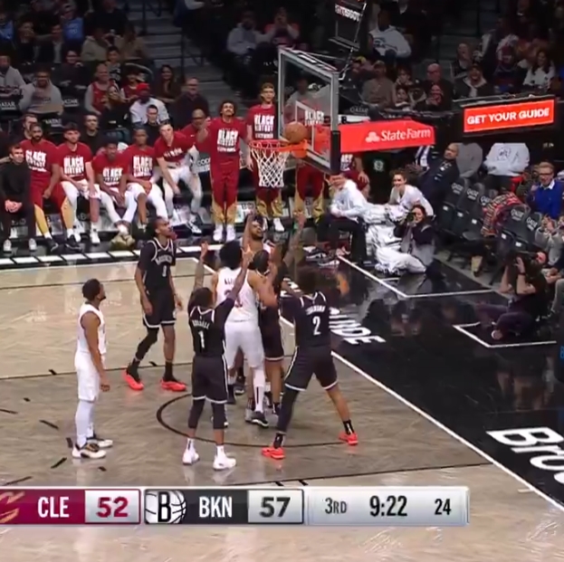  高處不勝寒？米切爾上籃不中 但球在筐上旋轉(zhuǎn)停留許久才落下