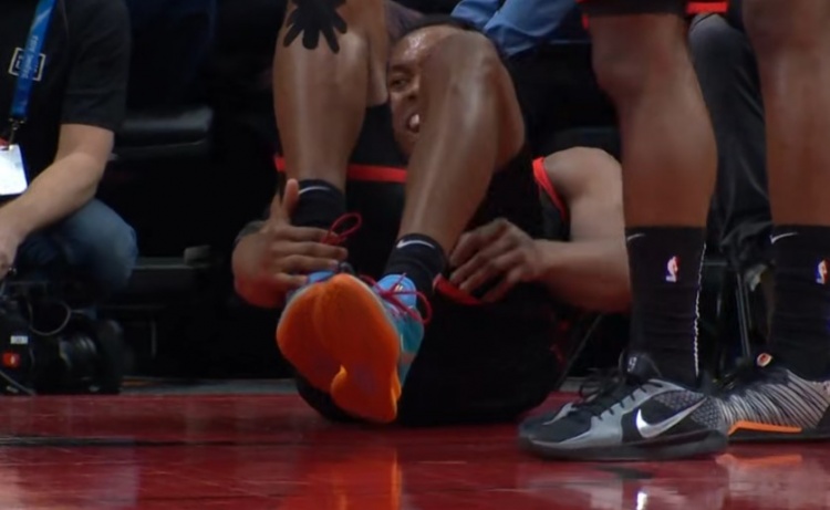  又雙傷了！斯科蒂-巴恩斯落地腳尖與莫格博對(duì)了一下 崴腳回更衣室