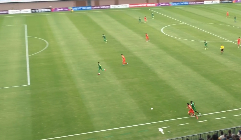  復(fù)刻貝爾！王鈺棟外道超車爆趟沙特后衛(wèi)送傳中，蒯紀(jì)聞打門偏出