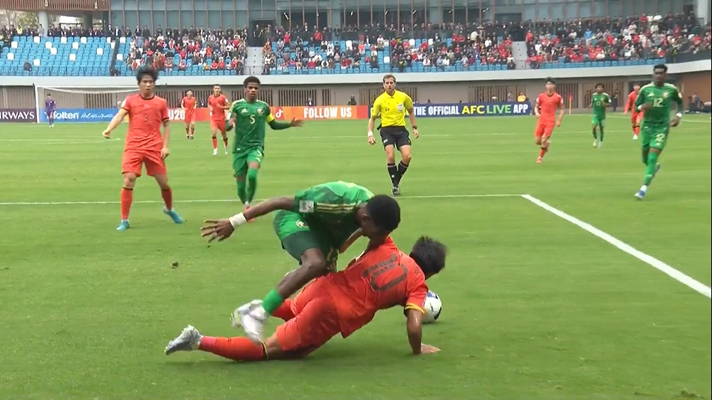  裁判沒(méi)有表示！蒯紀(jì)聞禁區(qū)內(nèi)被沙特球員“摁倒”，裁判示意沒(méi)犯規(guī)