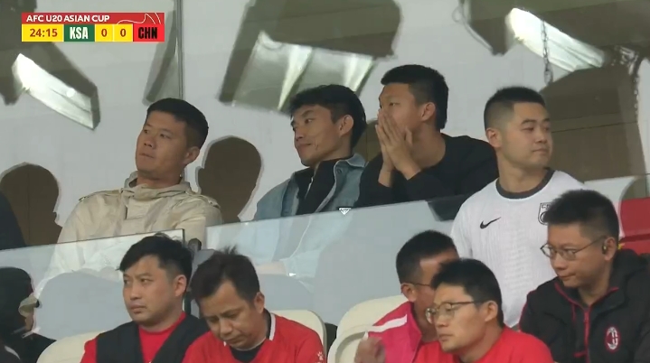  支持小老弟！鄭智、黃博文現(xiàn)身看臺(tái)觀戰(zhàn)國(guó)青“沖世戰(zhàn)”