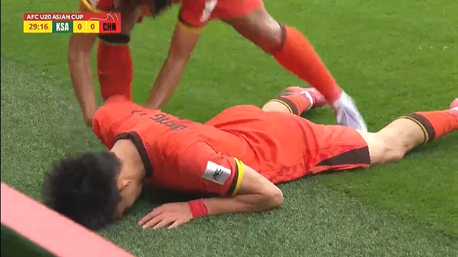  沒(méi)事快起來(lái)！王鈺棟錯(cuò)失進(jìn)球后捂臉倒地，蒯紀(jì)聞拉他起身繼續(xù)拼！