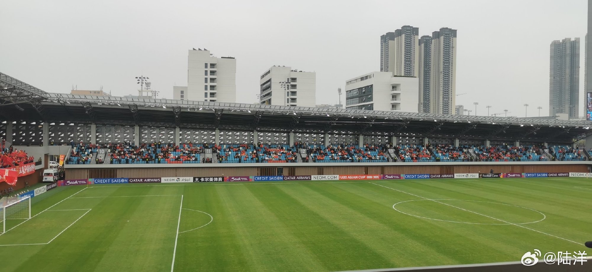  180賣2000??？國青賽前現(xiàn)場空座不少，此前開票1分鐘內(nèi)秒售罄