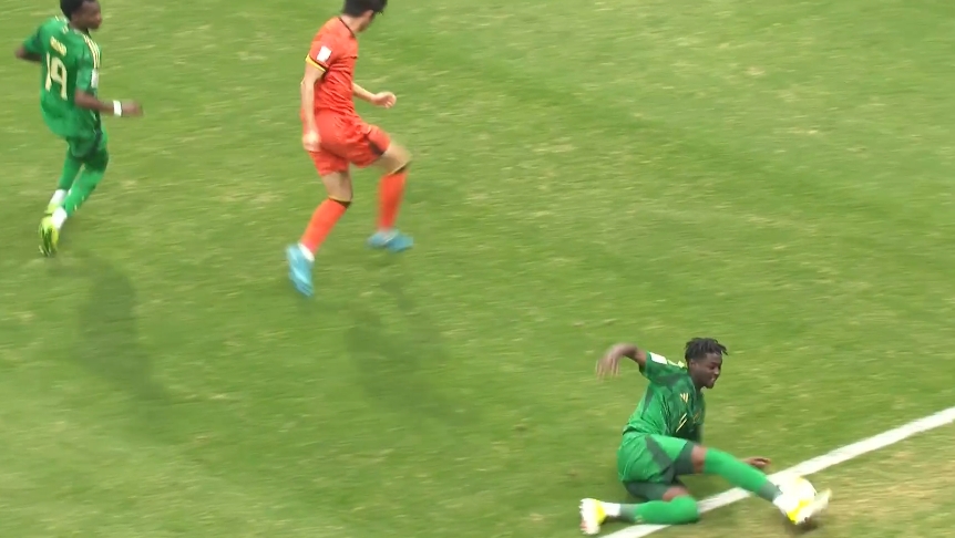  明顯出界啊！沙特后衛(wèi)鏟球撈回，比賽進(jìn)行10秒后主裁判才改判