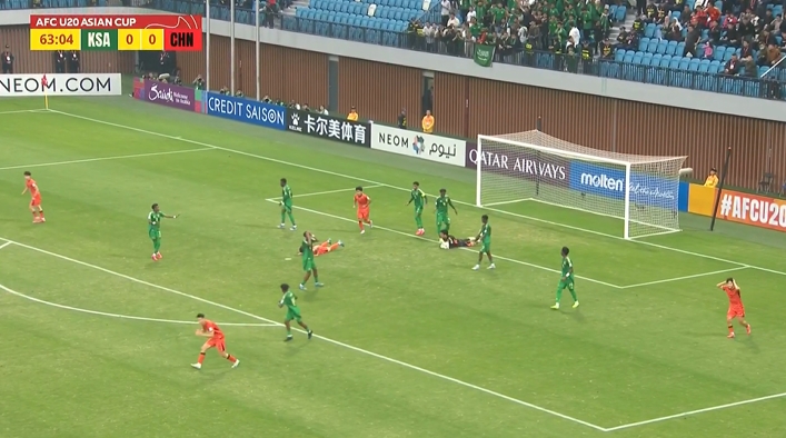  連續(xù)錯(cuò)失良機(jī)！王鈺棟遠(yuǎn)射被撲&毛偉杰橫傳，劉誠宇無人盯防踢呲