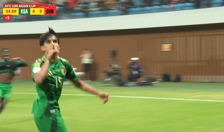  遭對(duì)手絕殺！沙特球員朝中國(guó)球迷看臺(tái)比出“閉嘴”手勢(shì)