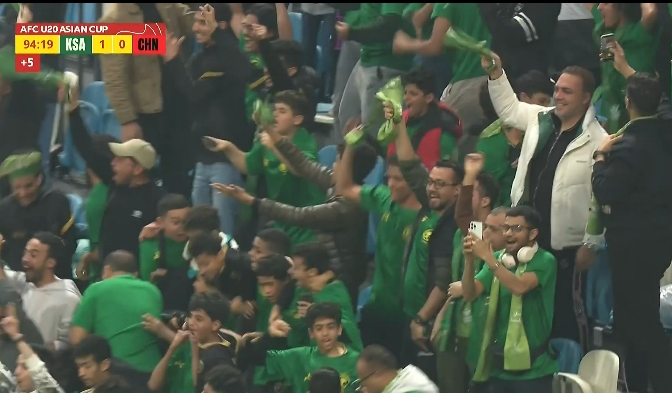  進(jìn)球后，客隊(duì)沙特球迷直接沸騰了