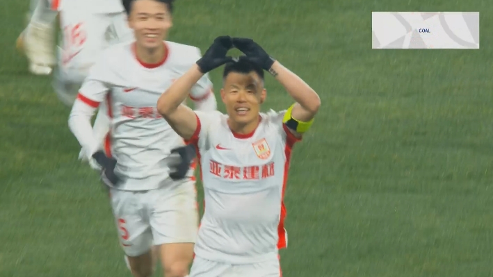  36歲譚龍門前抽射得手！蔣圣龍解圍失誤摔倒，亞泰1-1扳平申花！