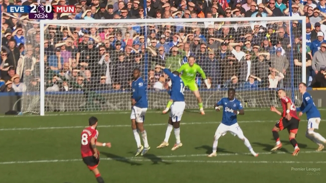  曼聯(lián)扳回一城！B費造杜庫雷手球&任意球直接破門，皮克福德目送