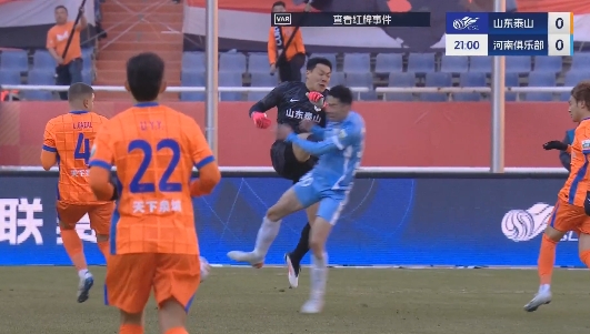  新賽季首張直紅！王大雷出擊踢倒劉鑫瑜，VAR介入后改判直紅