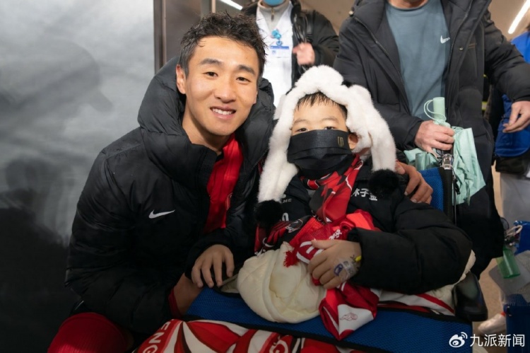  感動(dòng)！患重癥蓉城小球迷林子金獲贈(zèng)韋世豪簽名球 父母拒外界捐款