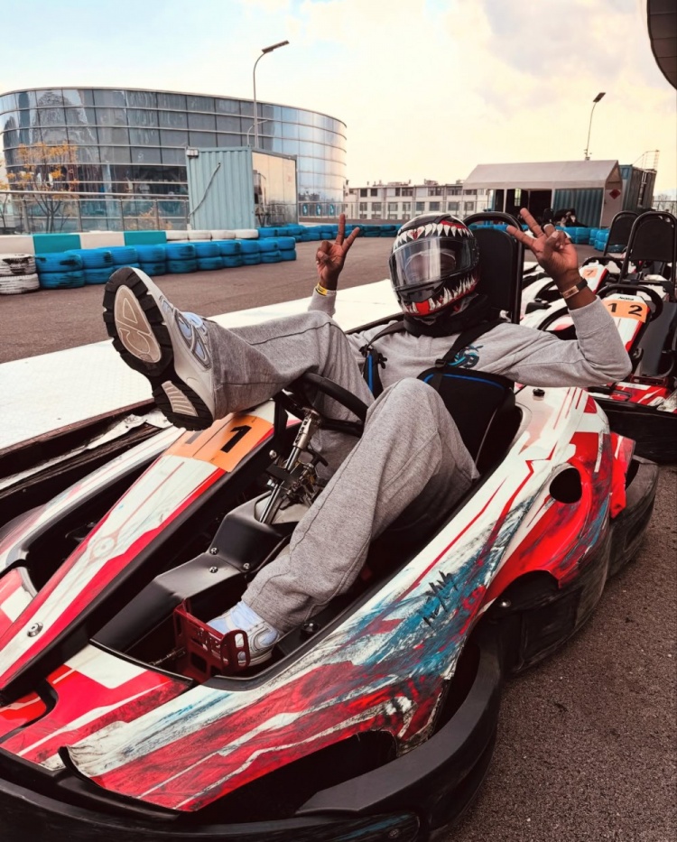  各種pose擺個不停，小奧斯卡社媒曬與賽車合影