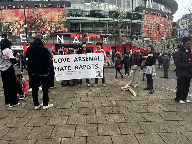  人性>足球，阿森納球迷在西漢姆賽前組織了抗議強(qiáng)奸犯活動(dòng)