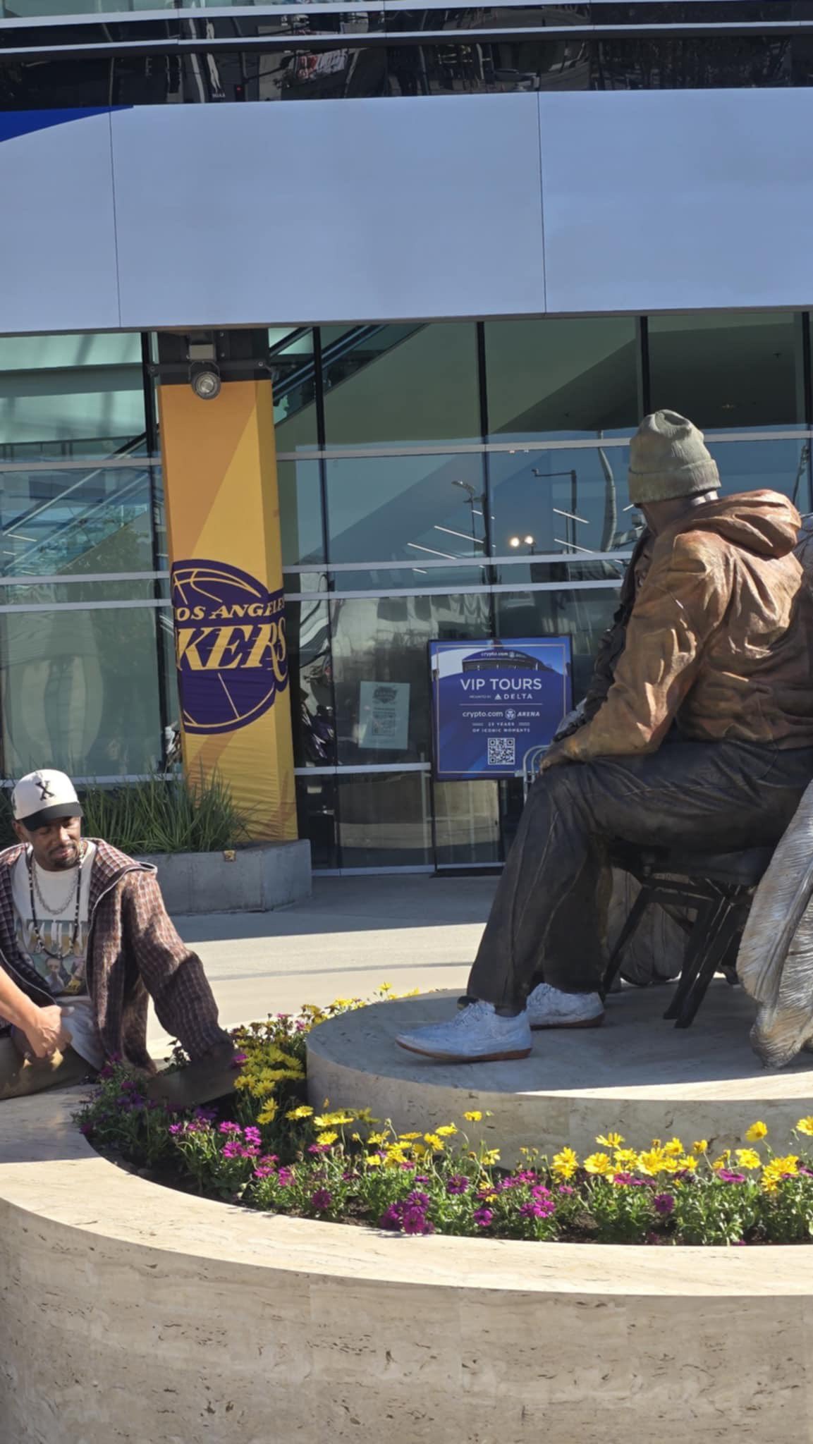  觀看科比Gigi雕像！歐文：這對我意味著一切 我內(nèi)心在治愈中前進(jìn)